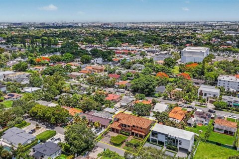 House in Miami, Florida 4 bedrooms, 347.08 sq.m. № 2086577 - photo 16