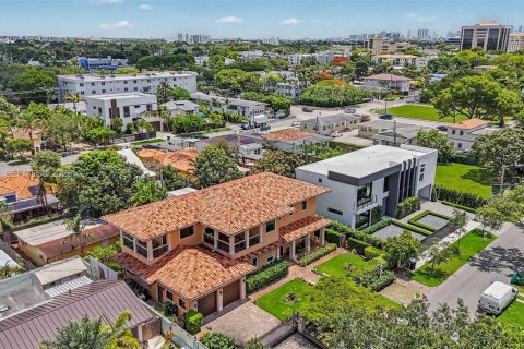 House in Miami, Florida 4 bedrooms, 347.08 sq.m. № 2086577 - photo 11