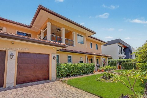 House in Miami, Florida 4 bedrooms, 347.08 sq.m. № 2086577 - photo 4