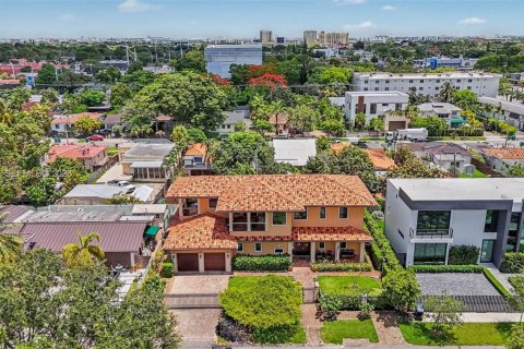 House in Miami, Florida 4 bedrooms, 347.08 sq.m. № 2086577 - photo 12
