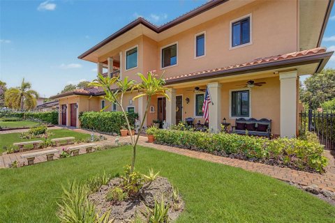 House in Miami, Florida 4 bedrooms, 347.08 sq.m. № 2086577 - photo 2