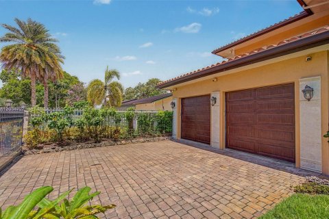 House in Miami, Florida 4 bedrooms, 347.08 sq.m. № 2086577 - photo 3