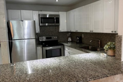 Condo in Miami Beach, Florida, 1 bedroom  № 2080342 - photo 18