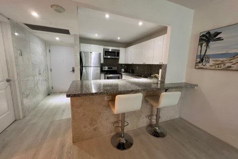 Condo in Miami Beach, Florida, 1 bedroom  № 2080342 - photo 19