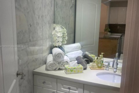 Condo in Miami Beach, Florida, 1 bedroom  № 2080342 - photo 13
