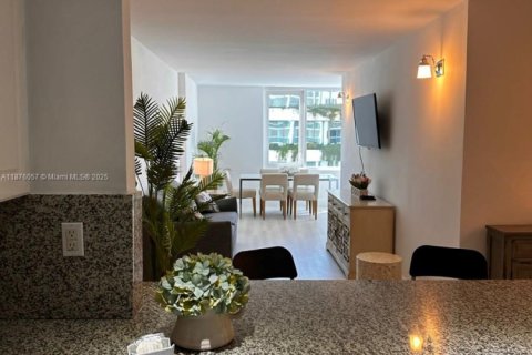 Condo in Miami Beach, Florida, 1 bedroom  № 2080342 - photo 12