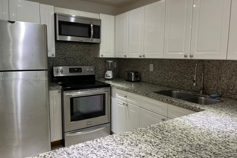 Condo in Miami Beach, Florida, 1 bedroom  № 2080342 - photo 20