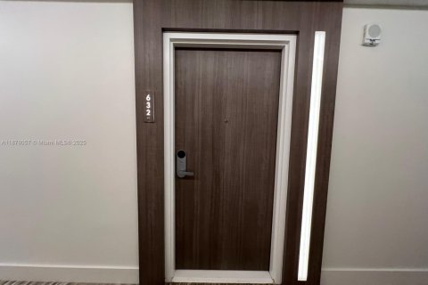 Condo in Miami Beach, Florida, 1 bedroom  № 2080342 - photo 5