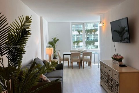 Condo in Miami Beach, Florida, 1 bedroom  № 2080342 - photo 11