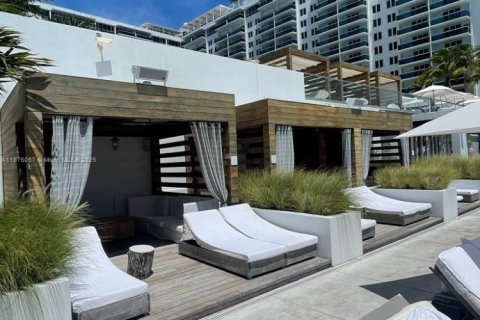 Condo in Miami Beach, Florida, 1 bedroom  № 2080342 - photo 16