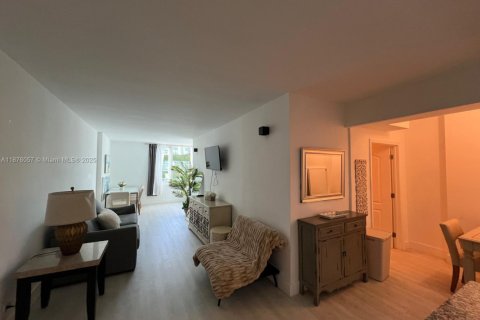 Condo in Miami Beach, Florida, 1 bedroom  № 2080342 - photo 21