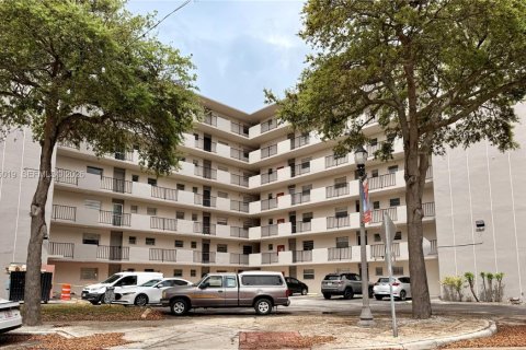 Кондоминиум с 1 спальней в Норт-Майами-Бич, Флорида № 2047781
