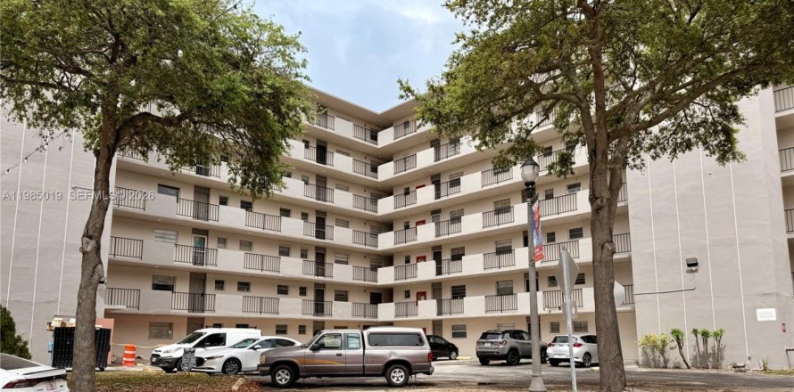 Кондоминиум с 1 спальней в Норт-Майами-Бич, Флорида № 2047781