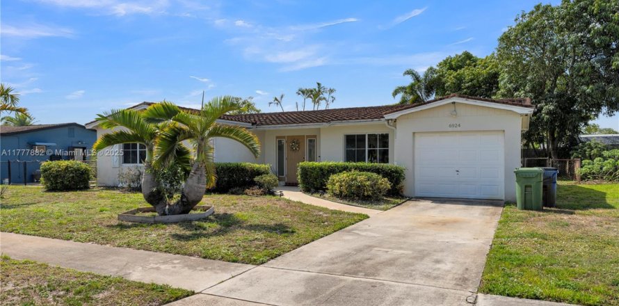 House in Margate, Florida 3 bedrooms, 146.97 sq.m. № 1865434