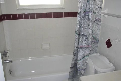 House in New Port Richey, Florida 3 bedrooms, 107.58 sq.m. № 2092549 - photo 9