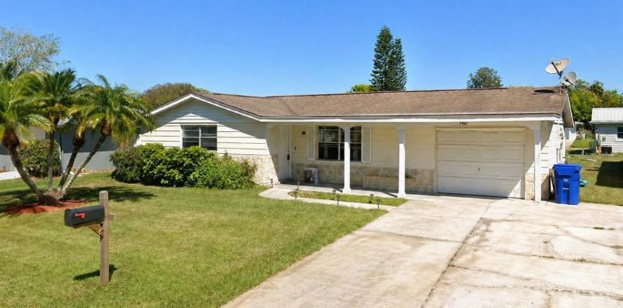 House in New Port Richey, Florida 3 bedrooms, 107.58 sq.m. № 2092549