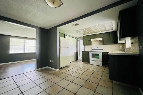 House in New Port Richey, Florida 3 bedrooms, 107.58 sq.m. № 2092549 - photo 11