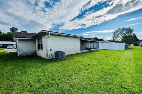 House in New Port Richey, Florida 3 bedrooms, 107.58 sq.m. № 2092549 - photo 7
