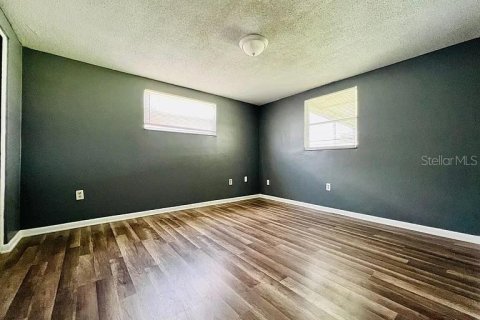 House in New Port Richey, Florida 3 bedrooms, 107.58 sq.m. № 2092549 - photo 5