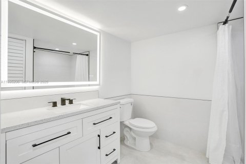 Copropriété à vendre à Hallandale Beach, Floride: 2 chambres, 104.98 m2 № 2063757 - photo 8