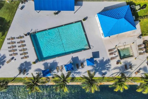 Copropriété à vendre à Hallandale Beach, Floride: 2 chambres, 104.98 m2 № 2063757 - photo 12