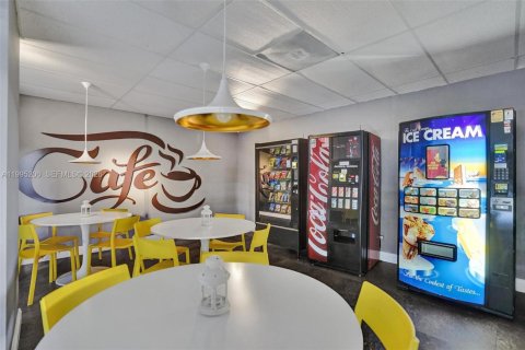 Copropriété à vendre à Hallandale Beach, Floride: 2 chambres, 104.98 m2 № 2063757 - photo 25