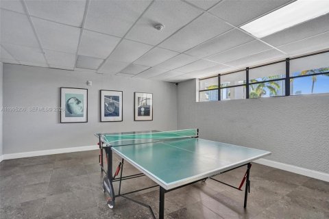 Copropriété à vendre à Hallandale Beach, Floride: 2 chambres, 104.98 m2 № 2063757 - photo 24