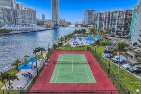 Copropriété à vendre à Hallandale Beach, Floride: 2 chambres, 104.98 m2 № 2063757 - photo 14