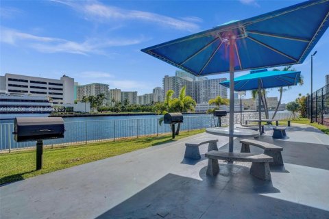 Copropriété à vendre à Hallandale Beach, Floride: 2 chambres, 104.98 m2 № 2063757 - photo 15