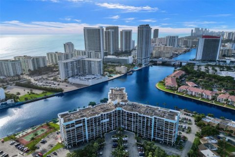 Condo à Hallandale Beach, Floride, 2 chambres  № 2063757