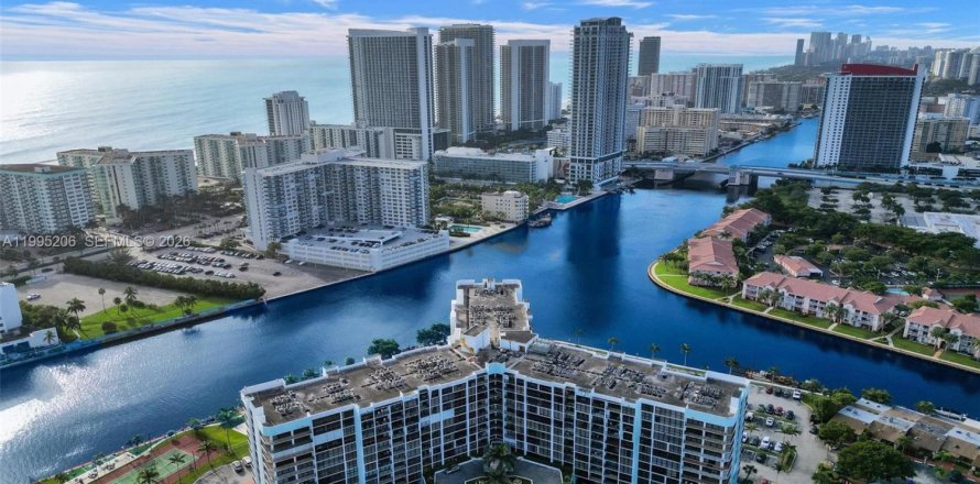Condo à Hallandale Beach, Floride, 2 chambres  № 2063757