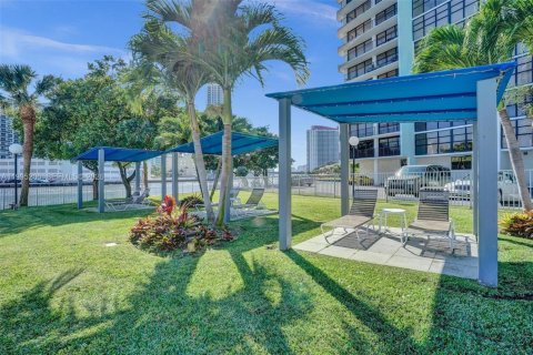 Copropriété à vendre à Hallandale Beach, Floride: 2 chambres, 104.98 m2 № 2063757 - photo 16