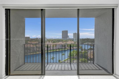 Copropriété à vendre à Hallandale Beach, Floride: 2 chambres, 104.98 m2 № 2063757 - photo 2