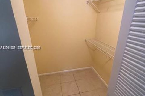 Снять в аренду кондоминиум в Уэст-Палм-Бич, Флорида 2 спальни, 65.77м2, № 2065345 - фото 18