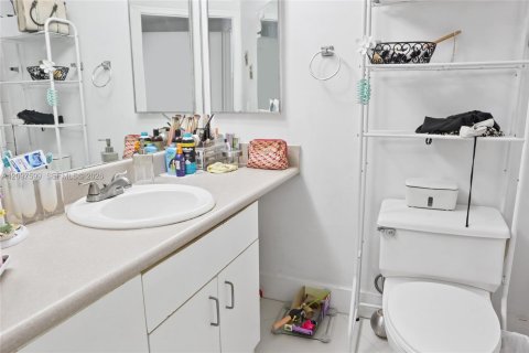 Condo in Miami, Florida, 2 bedrooms  № 2399882 - photo 9