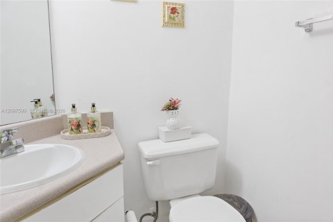 Condo in Miami, Florida, 2 bedrooms  № 2399882 - photo 12
