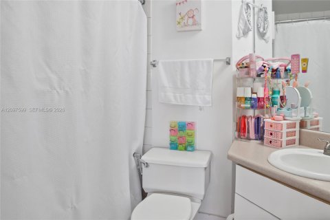 Condo in Miami, Florida, 2 bedrooms  № 2399882 - photo 11