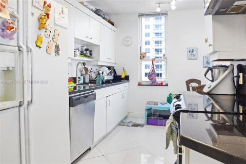 Condo in Miami, Florida, 2 bedrooms  № 2399882 - photo 5