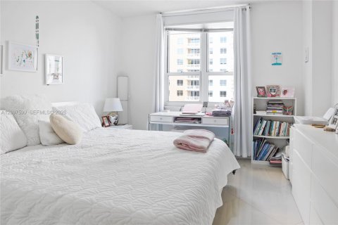 Condo in Miami, Florida, 2 bedrooms  № 2399882 - photo 8