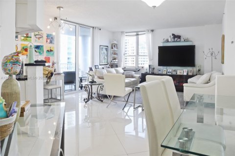Condo in Miami, Florida, 2 bedrooms  № 2399882 - photo 3