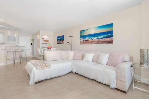 Снять в аренду кондоминиум в Майами-Бич, Флорида 1 спальня, 76.09м2, № 2020980 - фото 3