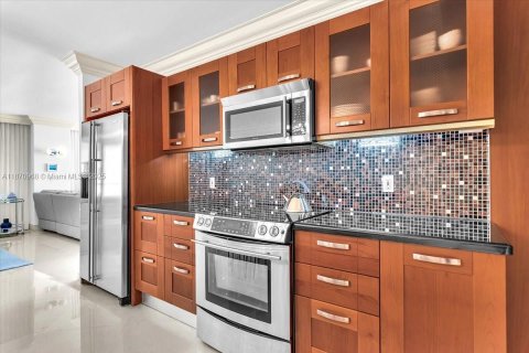 Купить кондоминиум в Бэл-Харбор, Флорида 3 спальни, 184.5м2, № 1897759 - фото 10