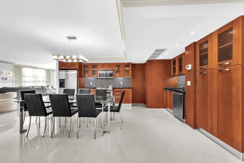 Купить кондоминиум в Бэл-Харбор, Флорида 3 спальни, 184.5м2, № 1897759 - фото 11