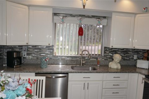 Купить кондоминиум в Гудзон, Флорида 5 комнат, 106.28м2, № 2211404 - фото 4