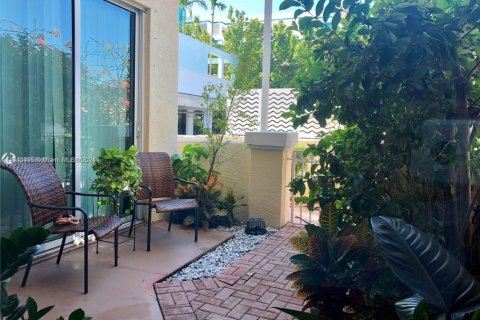 Condo in Surfside, Florida, 2 bedrooms  № 1862291 - photo 9