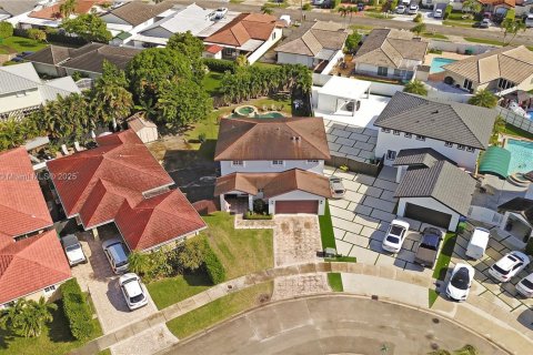 House in Miami, Florida 4 bedrooms, 203.73 sq.m. № 2015902 - photo 4