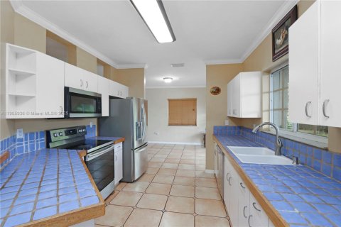 House in Miami, Florida 4 bedrooms, 203.73 sq.m. № 2015902 - photo 15