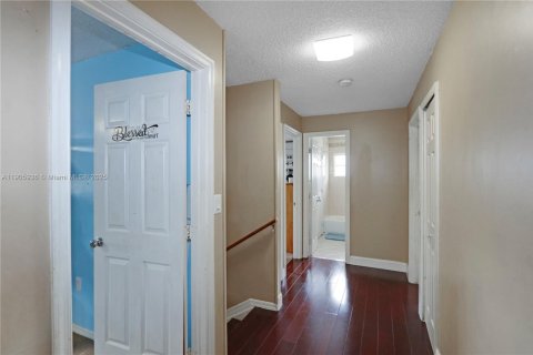 House in Miami, Florida 4 bedrooms, 203.73 sq.m. № 2015902 - photo 18