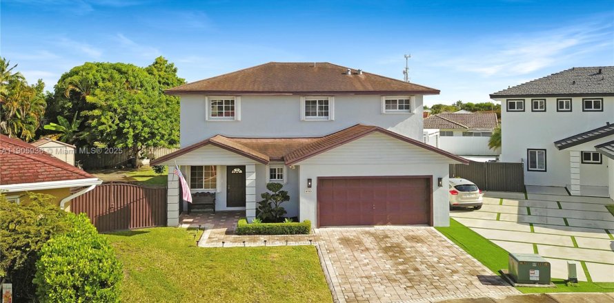 House in Miami, Florida 4 bedrooms, 203.73 sq.m. № 2015902
