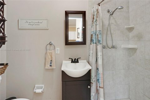 House in Miami, Florida 4 bedrooms, 203.73 sq.m. № 2015902 - photo 17